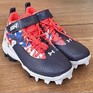NWOT. Under Armour Youth Harper 7 Mid RM JR Baseball Cleats Blue Red 3.5Y